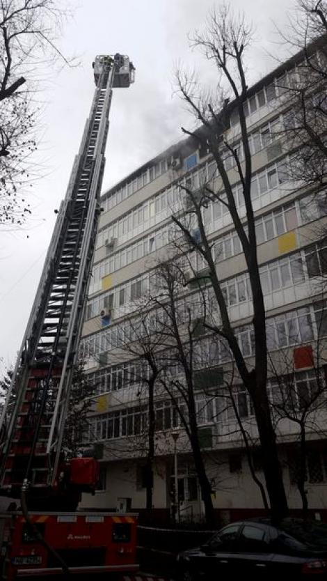 Ultimă oră: Incendiu puternic la etajul șapte al unui bloc din București! O persoană, găsită moartă!