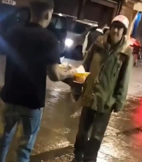 Nu te lasă inima să privești! Un t&acirc;năr și-a bătut joc de un cerșetor &icirc;n cel mai crunt mod posibil (VIDEO)