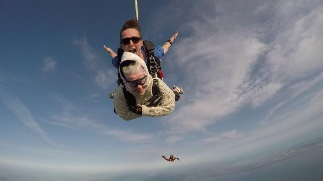 Experiență plină de adrenalină, dar și un curaj nebun! O femeie de 102 ani a devenit cea mai &icirc;n v&acirc;rstă persoană din lume care a sărit cu parașuta &ndash; VIDEO