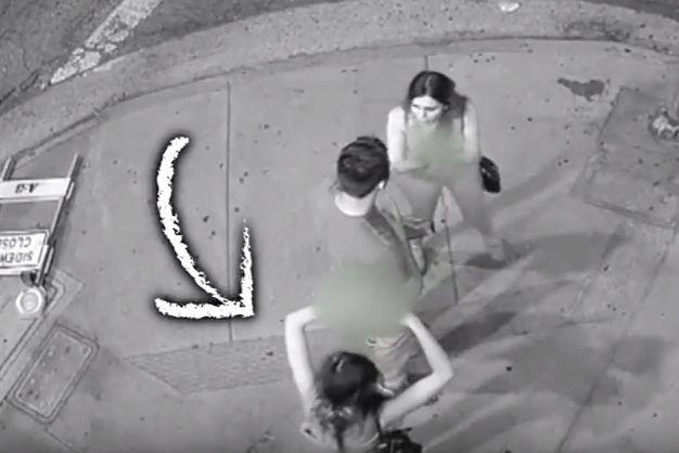 A mers cu o fată din Galați, pe care abia a cunoscut-o, &icirc;n apartament, iar la c&acirc;teva minute cineva a bătut la ușă