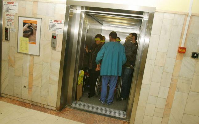 Liftiera care și-a cerut porția din cadourile copiilor bolnavi de cancer a demisionat. Ce explicații are conducerea spitalului