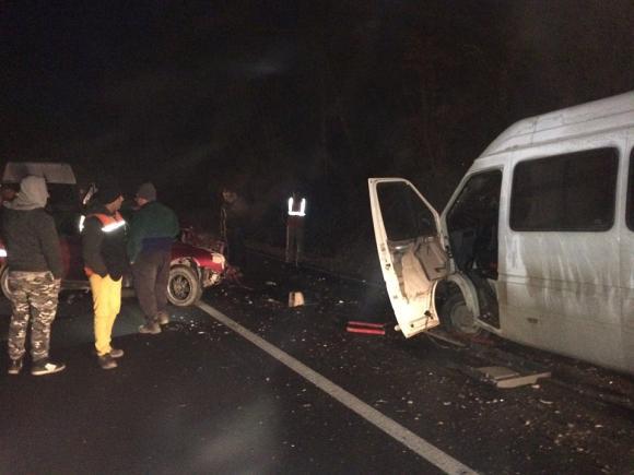 Accident cumplit, &icirc;n urmă cu puțin timp! Un microbuz plin cu copii și un autoturism s-au ciocnit! Șase copii, răniți! Șoferul a murit