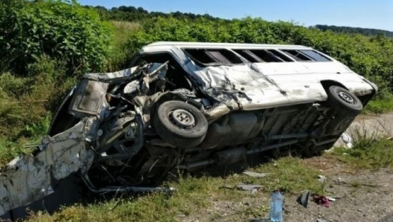 Tragedie fără margini! Un accident extrem de grav s-a produs astăzi în județul Bihor! Un microbuz care transporta copii către școală a fost lovit frontal de un autoturism