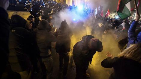 Stare de alertă în Ungaria! Proteste uriașe împotriva ,,Legii Sclaviei". Mii de protestatari sunt atacați cu gaze lacrimogene