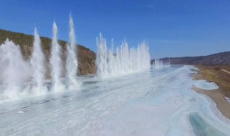 Acesta este momentul în care chinezii au dinamitat un lac înghețat pentru a evita accidentele auto! Este clar, oamenii nu se joacă!