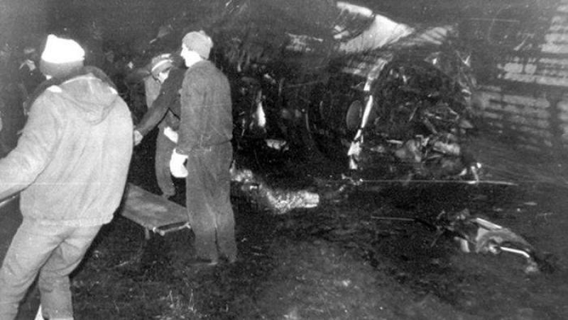 Cea mai stupidă catastrofă din istoria aviației! 70 de oameni, uciși după ce pilotul a făcut pariu că poate ateriza legat la ochi