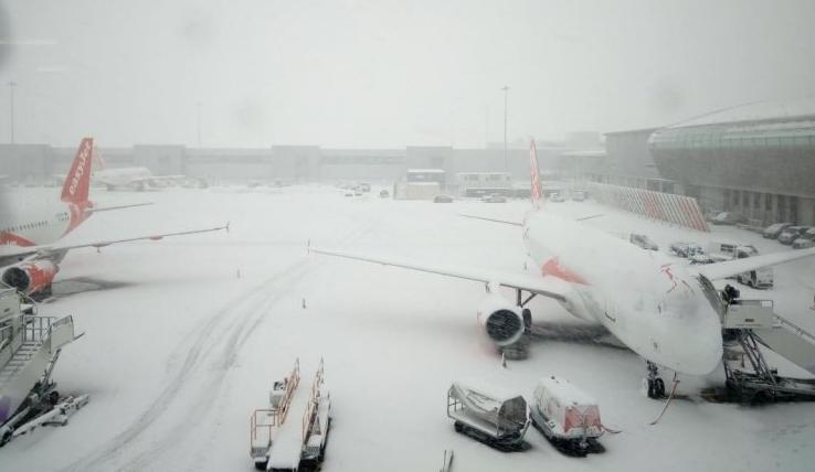 Nervi și disperare pe aeroporturile din Rom&acirc;nia! Zboruri anulate şi &icirc;nt&acirc;rzieri de sute de minute, din cauza vremii