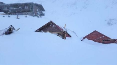 VIDEO| Imagini apocaliptice la Bâlea Lac! O avalanșă a distrus căsuțele de lemn din apropierea cabanelor