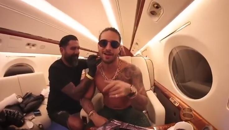 Maluma, nebunie curată? S-a lăsat tatuat pe g&acirc;t &icirc;n avion, &icirc;n timpul zborului, c&acirc;nt&acirc;nd și dans&acirc;nd &ndash; VIDEO