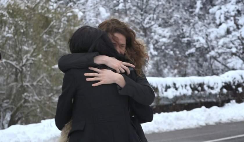 &Icirc;și urlă durerea! Mama și sora artistei Anca Pop au ajuns la locul tragediei. Femeile nu &icirc;ndrăznesc să se apropie de epava mașinii ce a devenit sicriul c&acirc;ntăreței