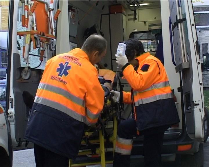 Accident violent &icirc;n urmă cu puțin timp! Cinci persoane, &icirc;ntre care doi copii, rănite, după ce două mașini s-au ciocnit