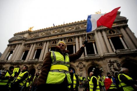 Autoritățile din Franța trag un semnal de alarmă! Membri ai mișcării “Vestele Galbene” au cauzat accidente și pagube de sute de milioane de dolari