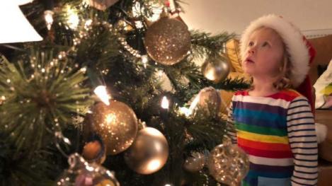 O fetiță de 2 ani primește cadouri de Crăciun de la… o fantomă. Părinţii ei au izbucnit în lacrimi când au aflat