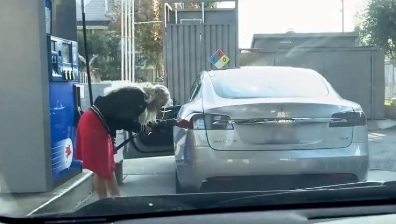 Șoc și comedie! O blondă cu o Tesla electrică a fost surprinsă într-o benzinărie încercând să o alimenteze cu benzină. Videoclipul a devenit imediat viral
