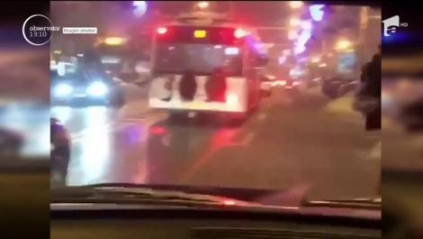 Inconștiență cu consecințe grave! Trei tineri au fost filmați în timp ce mergeau agățați de spatele unui autobuz, în plin trafic