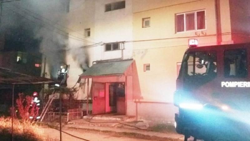 Clipe de teroare! Explozie provocată de o butelie cu gaz, urmată de un incendiu, într-un bloc din Arad. O victimă a ajuns la spital