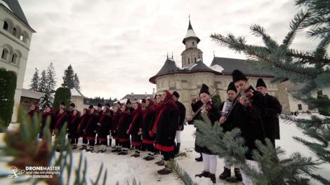 Top cele mai frumoase ansamblurile folclorice din România care interpretează colinde