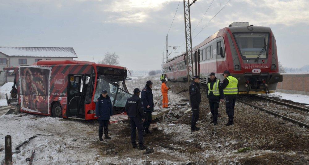 Dramă de nedescris &icirc;nainte de Crăciun! Cinci persoane au murit, iar alte opt sunt &icirc;n stare critică, după ce un autocar a fost lovit de un tren