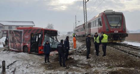 Dramă de nedescris înainte de Crăciun! Cinci persoane au murit, iar alte opt sunt în stare critică, după ce un autocar a fost lovit de un tren