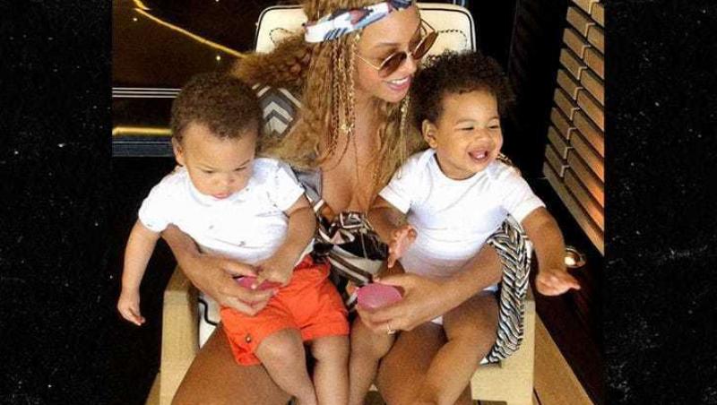 În sfârșit le-a arătat chipul! Iată cum arată gemenii lui Beyonce, într-o serie de imagini rare - FOTO