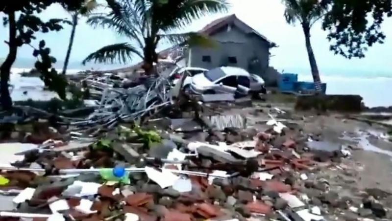 Bilanțul devastatorului tsunami din Indonezia a crescut îngrijorător! Sute de persoane și-au găsit sfârșitul, fără nicio șansă de scăpare