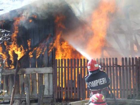 Tragedie cumplită în prag de sărbători! Trei copii au murit, după ce un incendiu a izbucnit în locuința în care au fost lăsați singuri