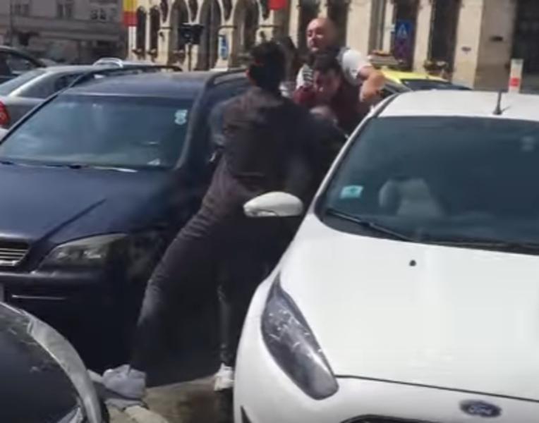 Momente ULUITOARE! Un bărbat este BĂTUT &icirc;ntr-o parcare din Constanța de mai mulți indivizi. Gestul victimei este inexplicabil!
