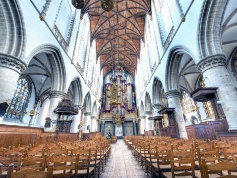 O țară din Europa, cu cel mai mic număr de creștini, și-a transformat bisericile în cluburi