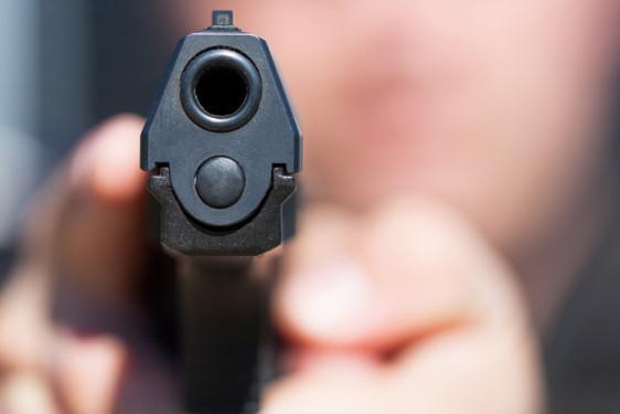 Un bărbat a fost &icirc;mpușcat &icirc;n plină zi, &icirc;ntr-o parcare din Craiova. Agresorul a fugit de la locul faptei