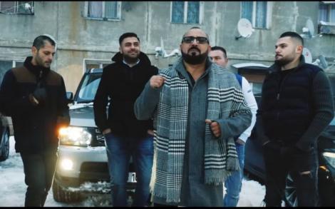 Un polițist din Caraș-Severin, ”vedetă” într-un videoclip de manele! Ce spun șefii lui de ”ispravă”