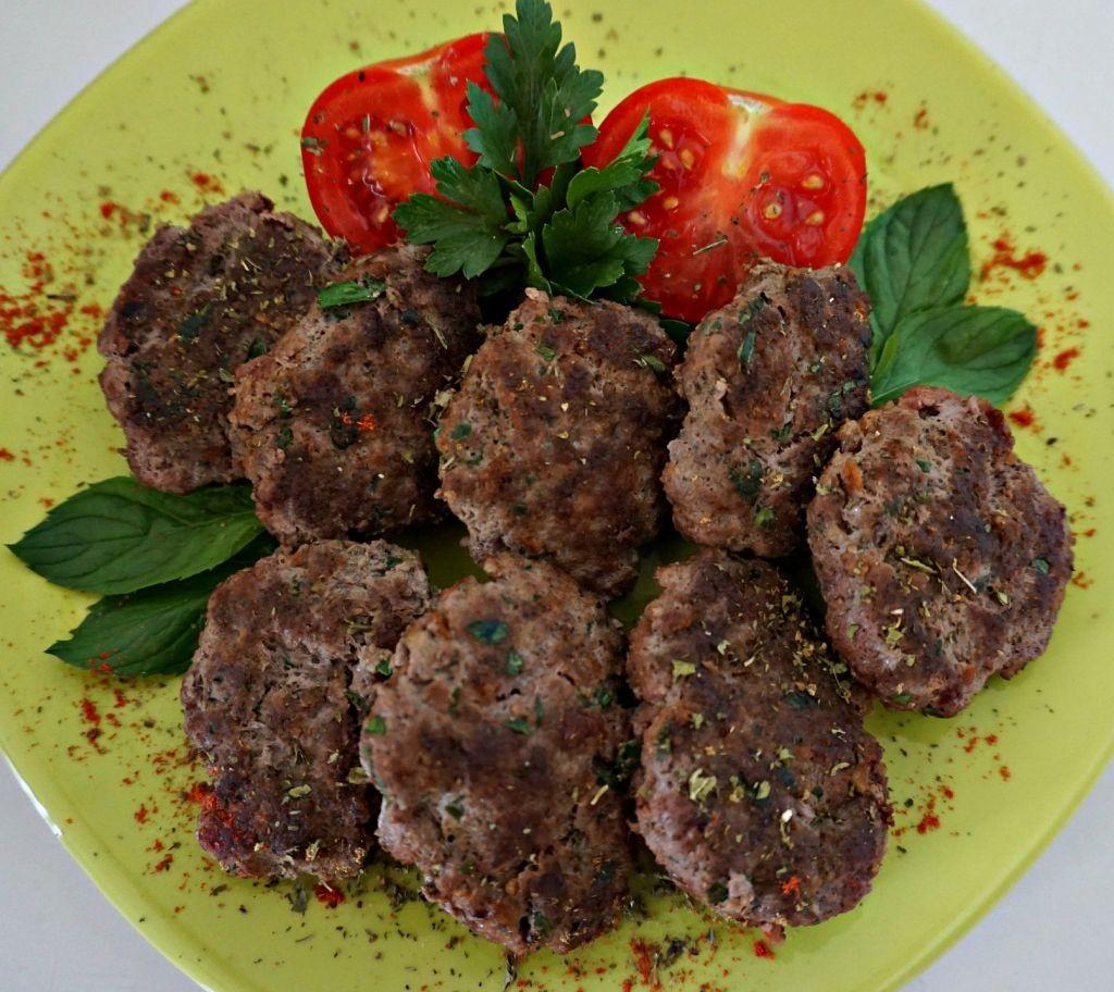 Cum faci chifteluțe arăbești sau kafta, o rețetă delicioasă cu doar câteva ingrediente!