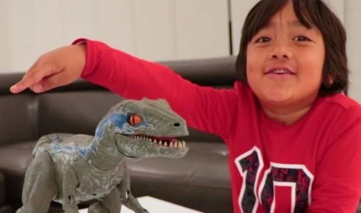 Are 8 ani și c&acirc;știgă mai mulți bani dec&acirc;t tine! Puștiul se distrează și se &icirc;mbogățește pe zi ce trece. Cum reușește