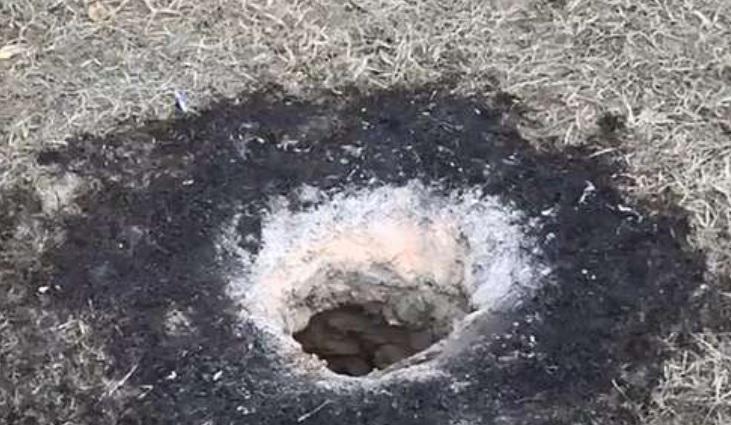 O groapă misterioasă a generat panică &icirc;ntr-un comitat american! Localnicii cred că e &bdquo;lucrarea Diavolului&rdquo; &ndash; FOTO