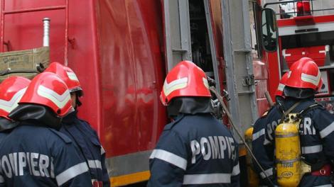 Incendiu la un bloc de garsoniere din Constanța! 17 persoane, copii și adulți se aflau în clădire