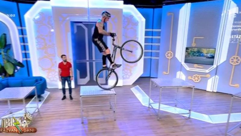 Gabi Orban, dublu deţinător de record mondial Guinness face demonstrații de sărituri cu bicicleta la Neatza cu Răzvan și Dani!  Este de-a dreptul spectaculos!