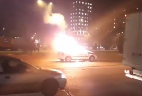 Momente de GROAZĂ! O mașină a luat foc și trecătorii au privit șocați (VIDEO)