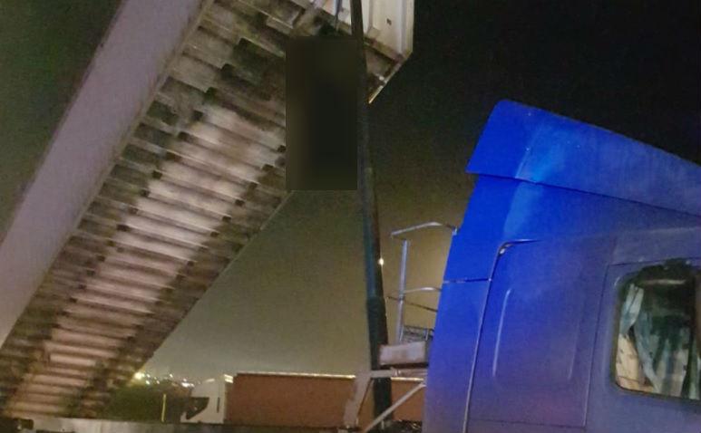 &Icirc;nfiorător! Bărbat SP&Acirc;NZURAT de bena unui camion. Fusese prins beat la volan!