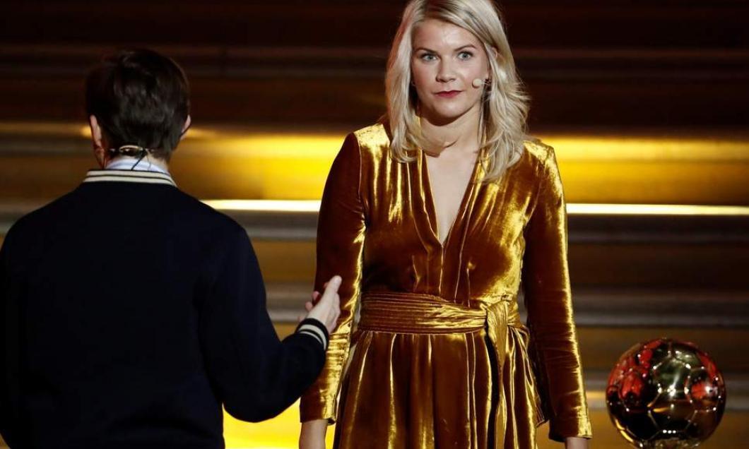 Cea mai bună fotbalistă din lume, umilită chiar de prezentator &icirc;n timpul ceremoniei de decernare a Balonului de Aur. Ce propunere i-a făcut acesta