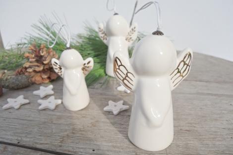 Ghidul cumpărătorului de cadouri VIII: e momentul să încerci decorațiunile din ceramică. Trei sugestii simpatice care îți vor aminti de Crăciunul de altă-dată.