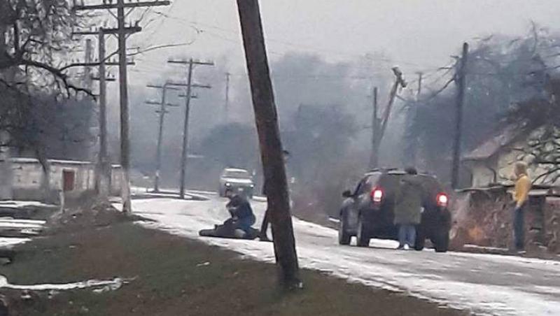 Scandalos! Un bărbat ar fi fost lovit cu mașina de polițiști, apoi târât într-un șanț, în Maramureș – FOTO