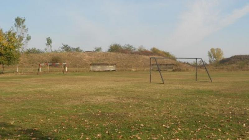 Au făcut teren de fotbal din cetatea lui Menumorut. Aici băteam unguri. Acum batem cornere!