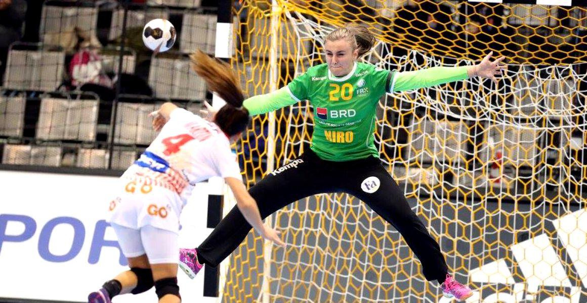 Cine este cu adevărat Iulia Dumanska, &bdquo;minunea blondă&rdquo; din poarta echipei de handbal a Rom&acirc;niei!