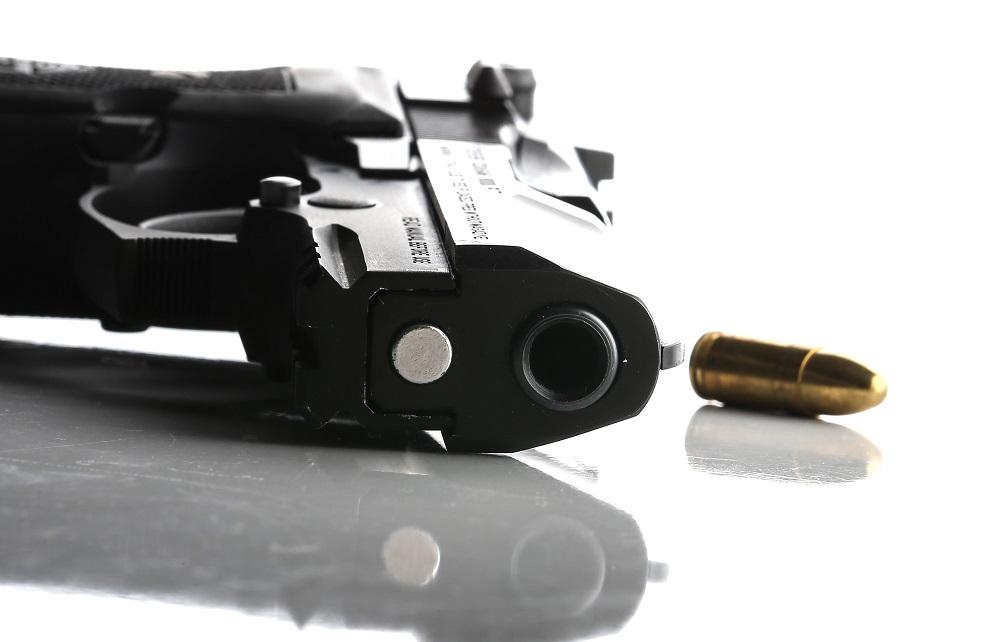 Focuri de armă &icirc;ntr-un cimitir din Rom&acirc;nia! Un preot a sunat la poliție. Cum a pornit scandalul