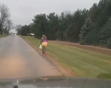 Război pe internet! Un tată și-a făcut fiica să meargă 8 kilometri către școală, în frig, în timp ce o urmărea cu mașina. Ce lecție a considerat că îi dă – VIDEO VIRAL