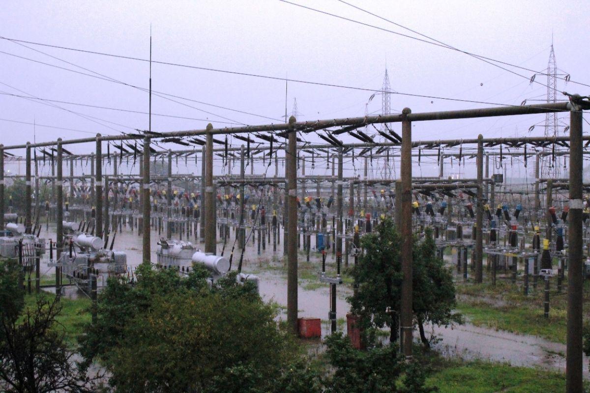 Situație dramatică pentru mii de oameni! Jumătate de oraș a rămas fără energie electrică. Școlile au fost &icirc;nchise