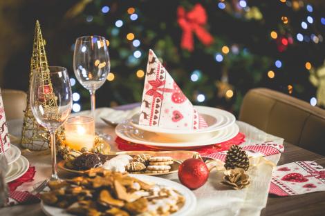 Cum alegem cel mai potrivit vin pentru bucatele pregătite pentru masa de Crăciun? Somelierii ne oferă cele mai bune sfaturi