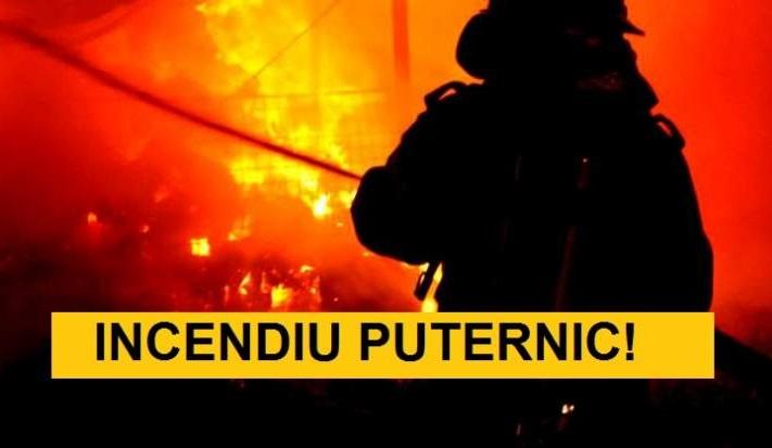 Incendiu puternic &icirc;n Galați! Două mașini au fost distruse de flăcări