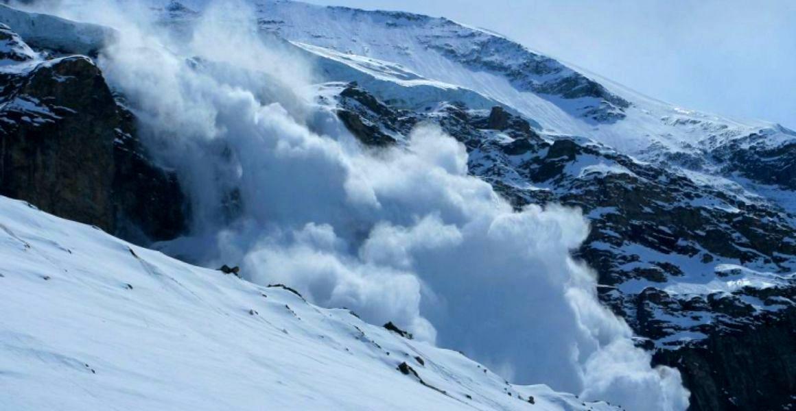 Avalanșă &icirc;n Bucegi! Salvamontiștii au confirmat moartea unui om. Căutări disperate, ar mai putea exista o victimă!