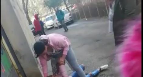 VIDEO. Elevă bătută cu bestialitate într-un oraş din România. ”Agresorii” au filmat toată scena și au pus-o pe internet: "Totul, pentru supremaţie"