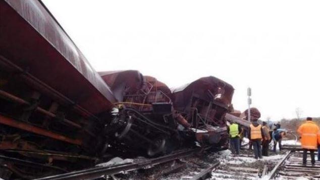 Panică &icirc;n Mehedinți. Patru vagoane ale unui tren care transporta motorină au deraiat